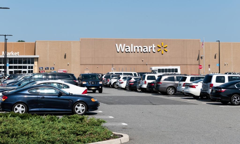 Walmart, chuỗi siêu thị bán lẻ lớn nhất nước Mỹ luôn chật kín bãi xe trong thời điểm trước đại dịch COVID-19.