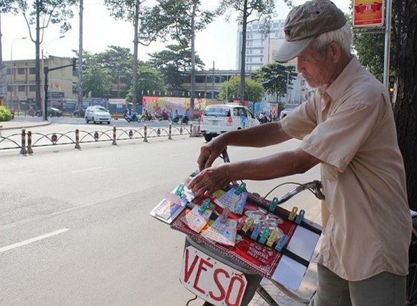 UBND tỉnh Bình Dương đã quyết định hỗ trợ toàn bộ người bán vé số lẻ trên địa bàn tỉnh, với mức hỗ trợ 60.000đ/người/ngày, trong vòng 15 ngày kể từ ngày 01/4/2020.