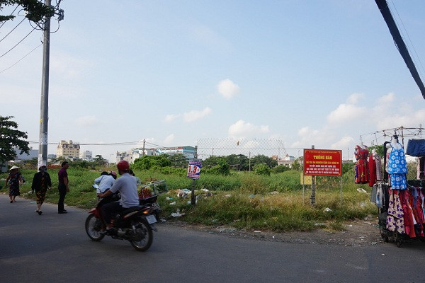 Sự nhập nhèm về pháp lý đã khiến cho người dân mỏi mòn chờ đợi suốt 27 năm vẫn không được cấp sổ đỏ; dự án nhà ở cho công nhân “treo vẫn hoàn treo”, đã khiến cho các bên kiện nhau ra tòa để phân định đúng sai.