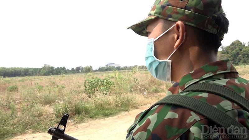 Các chiến sĩ biên phòng Đồn Biên phòng Phước Chỉ tuần tra trong cái nắng như đổ lửa.