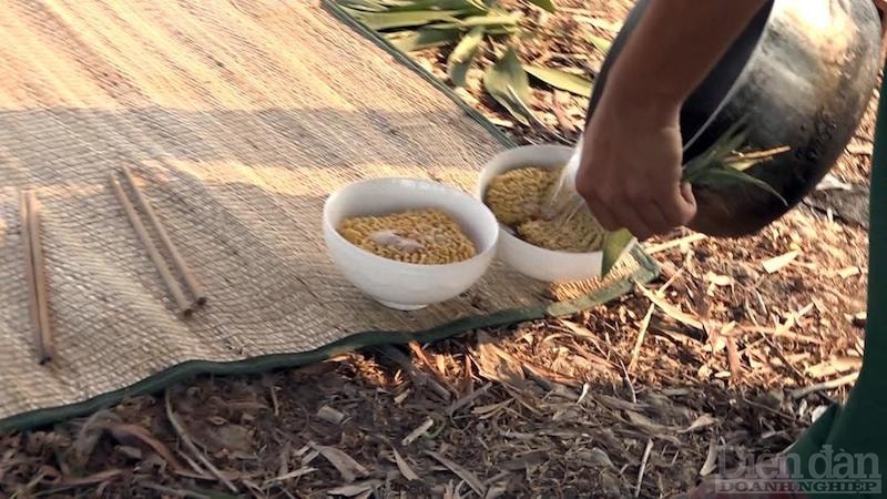 Bữa ăn nhanh của các chiến sĩ Biên phòng chủ yếu là mì gói.
