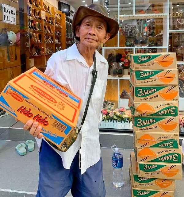 Người nghèo đang được cộng đồng dang tay giúp đỡ.