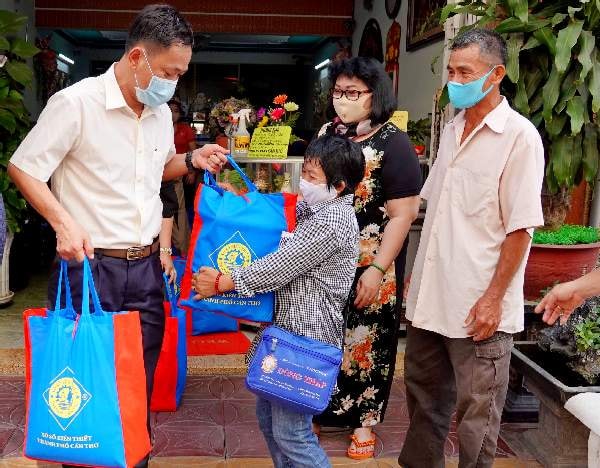 Công ty XSKT Cần Thơ đã trao hàng ngàn phần quà cho người bán vé số.