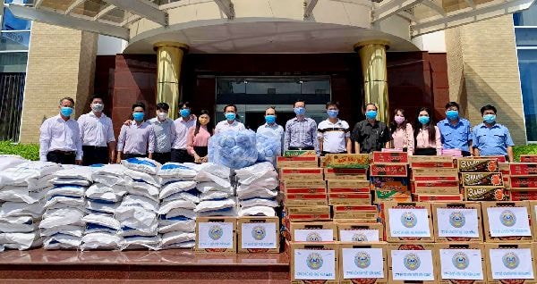 Công ty XSKT Kiên Giang trao 400 phần quà cho người bán vé số.