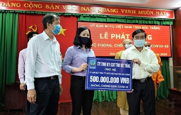 Ngoài trao 3.000 phần quà cho người bán vé số, Cty XSKT Sóc Trang còn ủng hộ 500 triệu đồng cho quỹ phòng dịch.