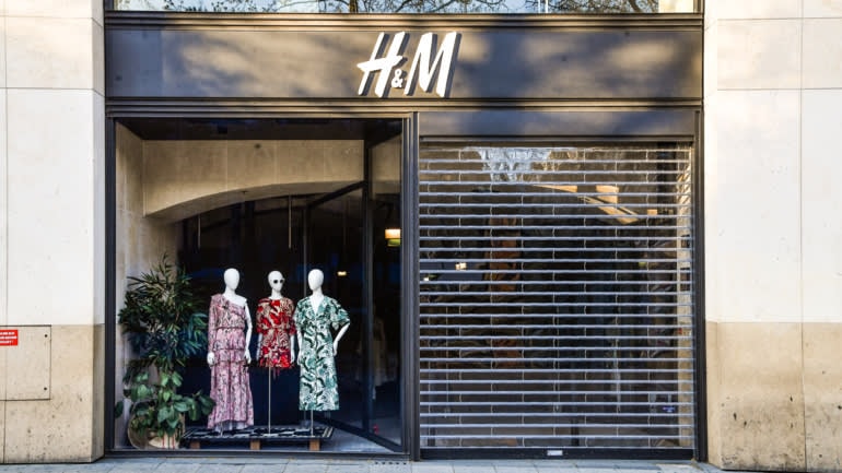 Cửa hàng H & M ở Paris này đã bị đóng cửa do khóa máy để chống lại sự bùng phát của coronavirus. Công ty, không giống như nhiều người khác, cho biết họ sẽ tôn trọng các đơn đặt hàng hiện có cho các nhà cung cấp hàng may mặc.