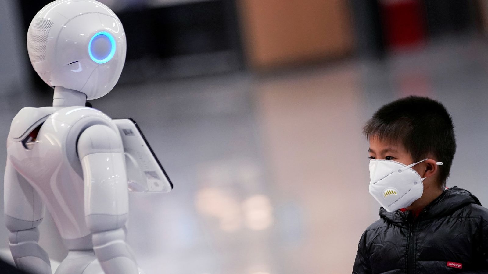 Robot làm nhiệm vụ khử trùng trong bệnh viện tại Trung Quốc