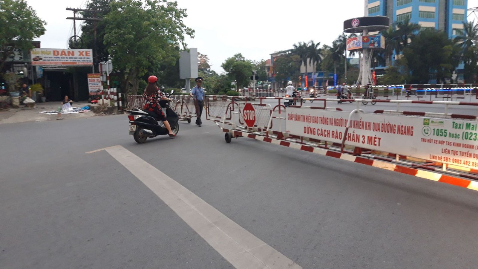 Giờ cao điểm nhưng tuyến đường đường sầm uất nhất Tp Đông Hà (Quảng Trị) không đông đúc như mọi khi (Ảnh: Khắc Trà)