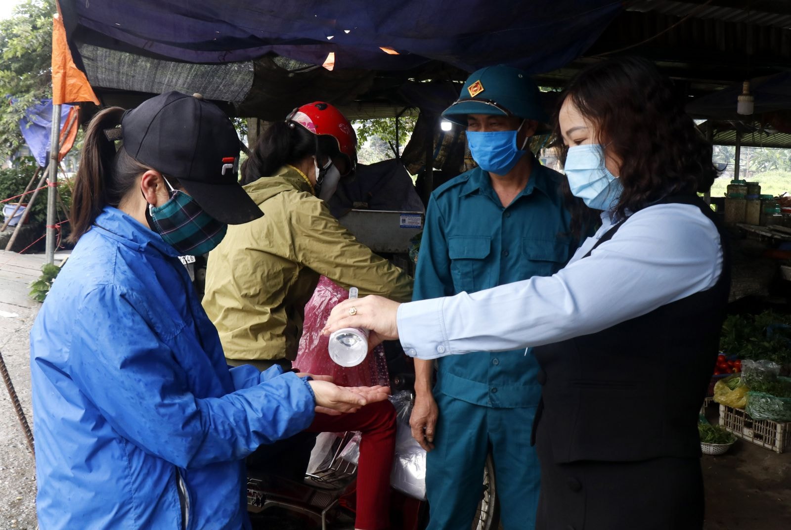 Chợ là nơi tập trung đông nên việc rửa tay sát khuẩn và đo thân nhiệt là rất cần thiết để phòng dịch