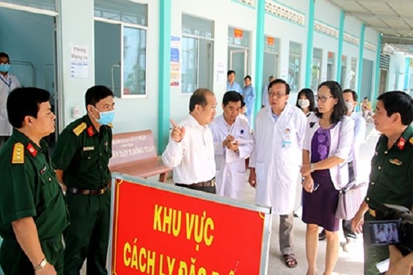 Trước đó, Chủ tịch Uỷ ban nhân dân tỉnh quyết định chuyển Trường Quân sự tỉnh từ khu vực cách ly tập trung thành Bệnh viện dã chiến quy mô 150 giường, trong đó huy động các lực lượng chuyên môn khu vực lân cận phục vụ công tác chống dịch