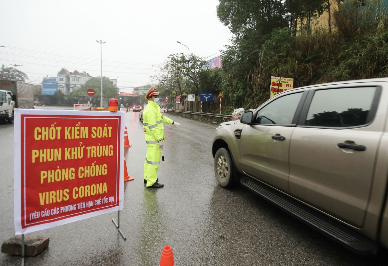 Các chốt có nhiệm vụ kiểm soát, quản lý người và phương tiện đi qua khu vực chốt