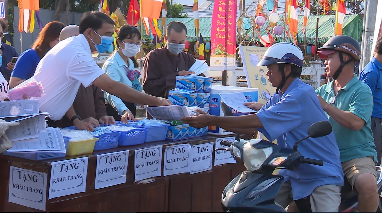  Chùa Phước Hưng phối hợp với đoàn viên thanh niên phát khẩu trang và tờ rơi hướng dẫn phòng bệnh COVID