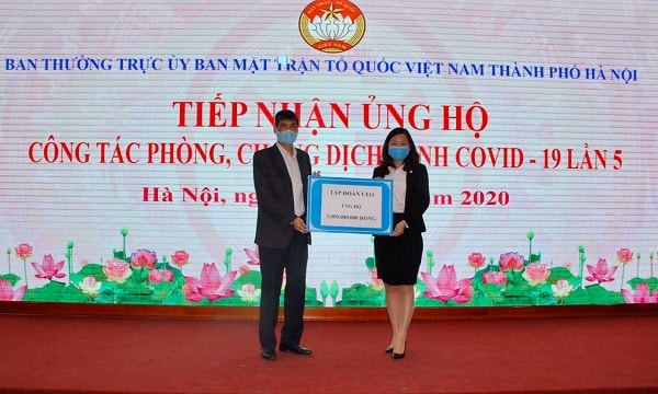 Đại diện Tập đoàn CEO – bà Phan Lê Mỹ Hạnh, Phó Tổng Giám đốc đã trao tặng 2 tỷ đồng cho đại diện Ban Thường trực Ủy ban MTTQ Việt Nam TP.Hà Nội.