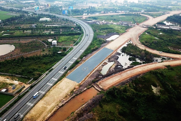 Đường cao tốc Trung Lương - Mỹ Thuận thuộc đường cao tốc Bắc - Nam phía Đông đang được đầu tư theo hình thức BOT - Ảnh: MẬU TRƯỜNG