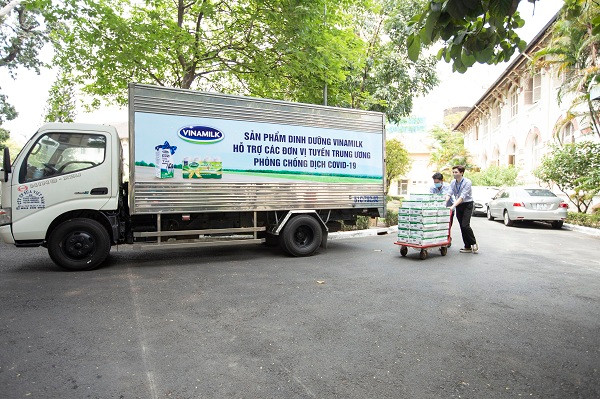 Cũng trong ngày 08/4, các sản phẩm Vinamilk cũng đã được trao tận tay hơn 300 cán bộ, nhân viên đang công tác tại Viện Pasteur TP.HCM.