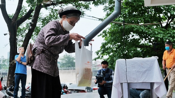 Mỗi ngày mỗi người dân sẽ được tặng 3kg gạo từ ATM gạo miễn phí.