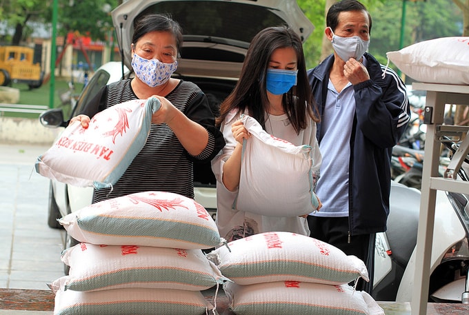 Ông Tòng và vợ con tới ủng hộ gạo.