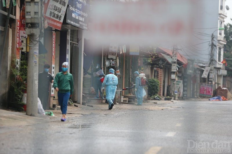 Hà Nội đã tiến hành khoanh vùng cách ly toàn bộ thôn Hạ Lôi với 2.711 hộ gia đình với gần 11.000 nhân khẩu.