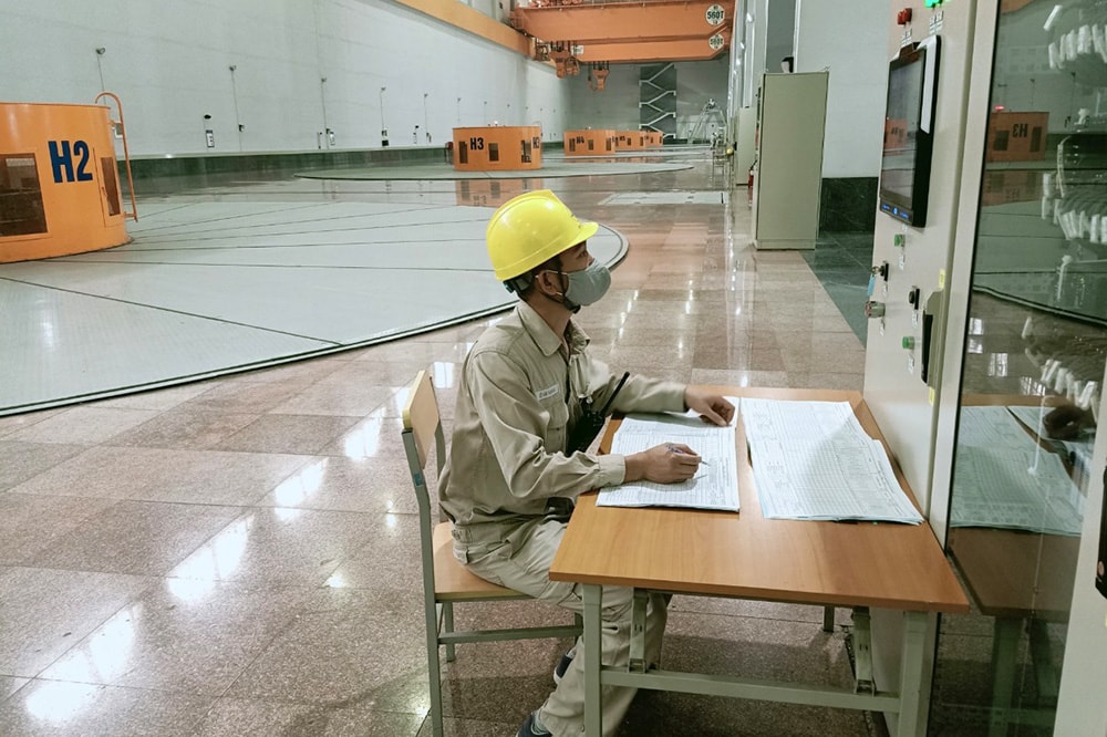 Kỹ sư Công ty Thủy điện Sơn La trực vận hành trong mùa COVIDA-19