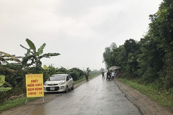 “Không được lơ là, mất cảnh giác” mà cần tiếp tục thực hiện nghiêm, Thủ tướng nhấn mạnh các địa phương cần chấn chỉnh và thực hiện nghiêm chỉ thị 16 với những biện pháp mạnh mẽ. 