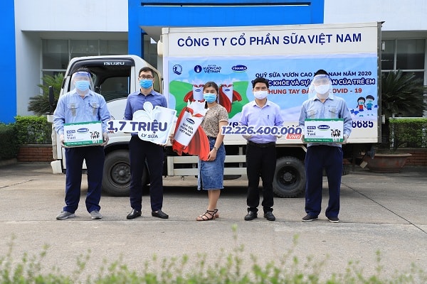 Nhân viên Vinamilk tại nhà máy sữa Nghệ An và các đơn vị, chi nhánh của Vinamilk trên cả nước mong rằng những ly sữa bổ dưỡng sẽ giúp tăng cường sức đề kháng, góp phần bảo vệ các em nhỏ có hoàn cảnh khó khăn trong mùa dịch một cách hữu hiệu.