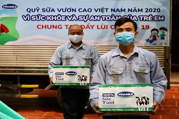 Nhân viên Vinamilk luôn nỗ lực để từng hộp sữa được kịp thời trao đến tay các em nhỏ khó khăn, có hoàn cảnh đặc biệt trong mùa dịch.