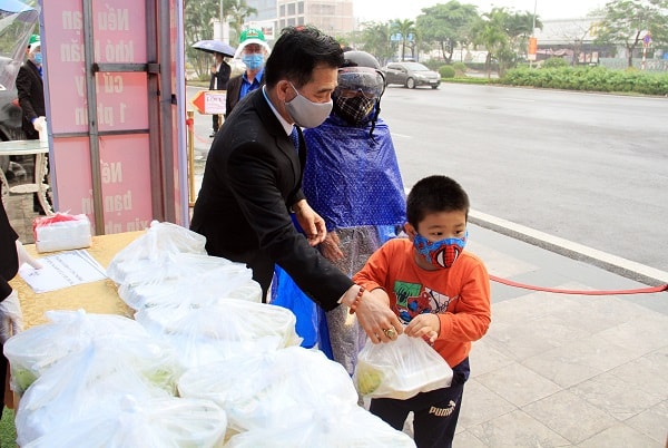 Ông Tuyến căn dặn cháu nhỏ phải tuân thủ giãn cách xã hội tốt.