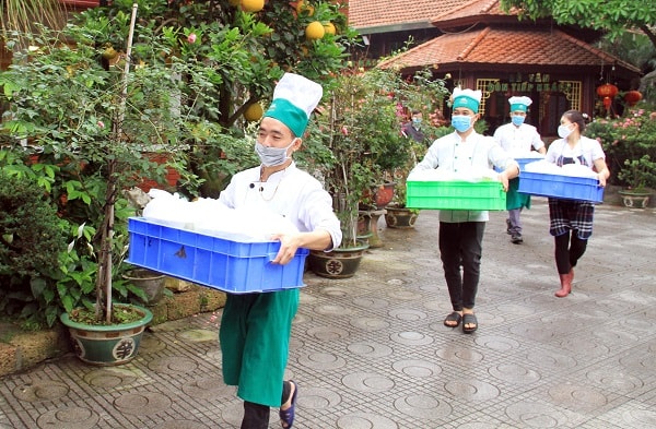 Những công nhân vẫn bám trụ với công ty và đồng hành chia sẻ bữa ăn với người khó khăn.