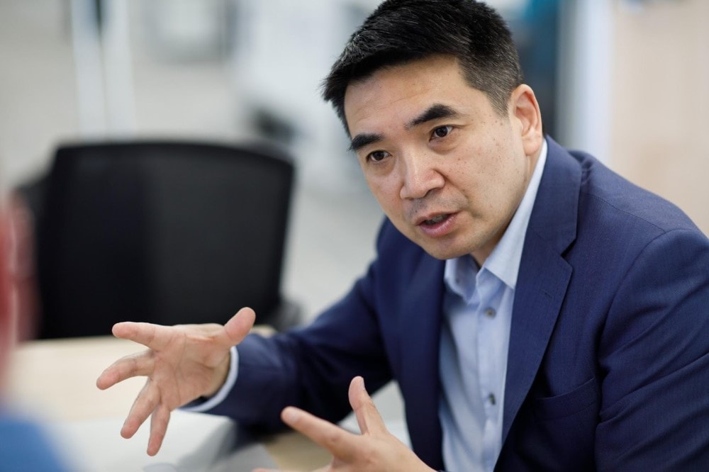 CEO Eric Yuan của Zoom đã nhanh chóng lên tiếng xin lỗi về các bê bối, nhưng đã quá trễ. Ảnh: Dai Sugano/Bay Area News Group.