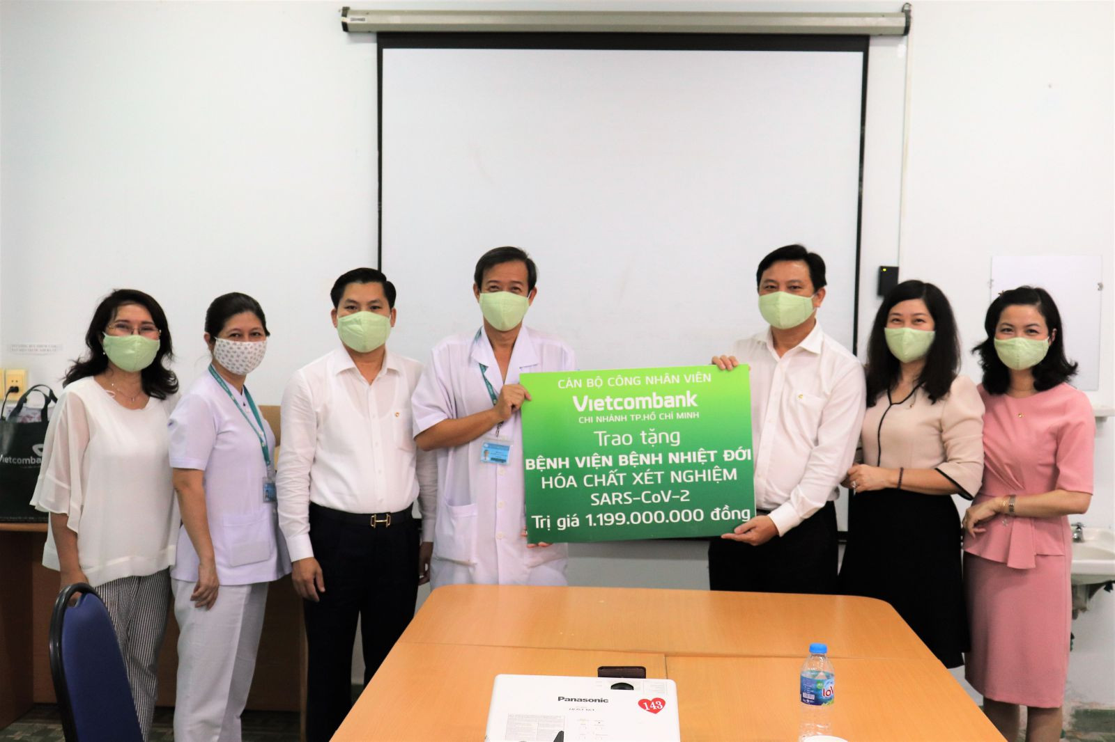 Đại diện Vietcombank TP.HCM trao biểu trưng tặng quà cho đại diện Bệnh viện bệnh nhiệt đới. 