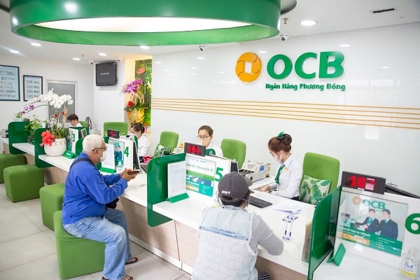 OCB tiếp tục tặng hàng nghìn khẩu trang, gel rửa tay cho khách hàng