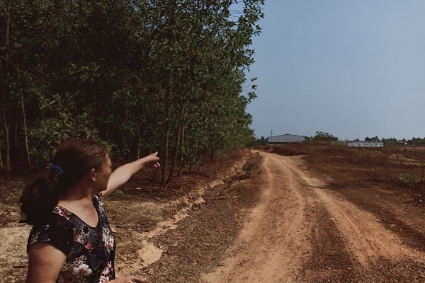 Việc không cấp sổ đỏ khiến cho người dân phải sống trong cảnh cùng cực, nước không có, hạ tầng giao thông suốt hàng chục năm qua vẫn chỉ là đường đất, còn doanh nghiệp thì lao đao, đứng ngồi không yên.