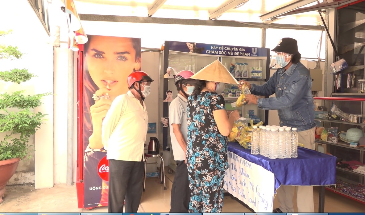 Mỗi ngày có hàng trăm người dân đến nhận quà miễn phí tại quầy hàng