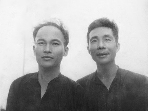 Tô Hoài (bên trái, cùng Nguyễn Huy Tưởng) sớm thất bại khi làm xuất bản, nhưng lại thành công với mảng sách thiếu nhi.