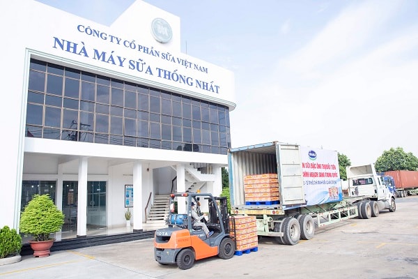 Lô sản phẩm sữa đặc Ông Thọ được đưa vào container chuẩn bị xuất đi Trung Quốc từ Nhà máy sữa Thống Nhất của Vinamilk.