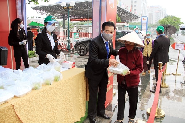 Ông Nguyễn Trung Tuyến ân cần với từng người trong từng ngày phát suất ăn.