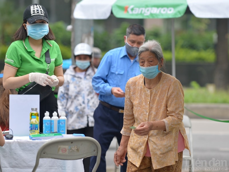 Việc xếp hàng được thực hiện tại khuôn viên rộng, thoáng, đúng quy định và không có hiện tượng chen lấn, xô đẩy.