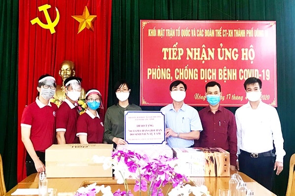 Đại diện TP Uông Bí tiếp nhận 700 tấm chắn giọt bắn do Trường ĐH Ngoại thương (cơ sở Quảng Ninh) tặng ngày 17.4 (Ảnh Hồng Nhung -trung tâm TTVH Uông Bí)