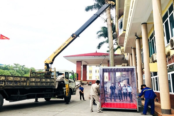 TP Uông Bí lắp đặt buồng khử khuẩn toàn thân do Công ty than Nam Mẫu tặng. Ảnh Hồng Hoàn (Trung tâm TTVH Uông Bí)