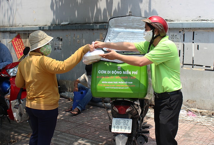 Một bệnh nhân ở bệnh viện Ung Bướu, quận Bình Thạnh được tặng cơm. Đây là địa điểm phát cơm quán ưu tiên vì đông bệnh nhân có hoàn cảnh khó khăn.