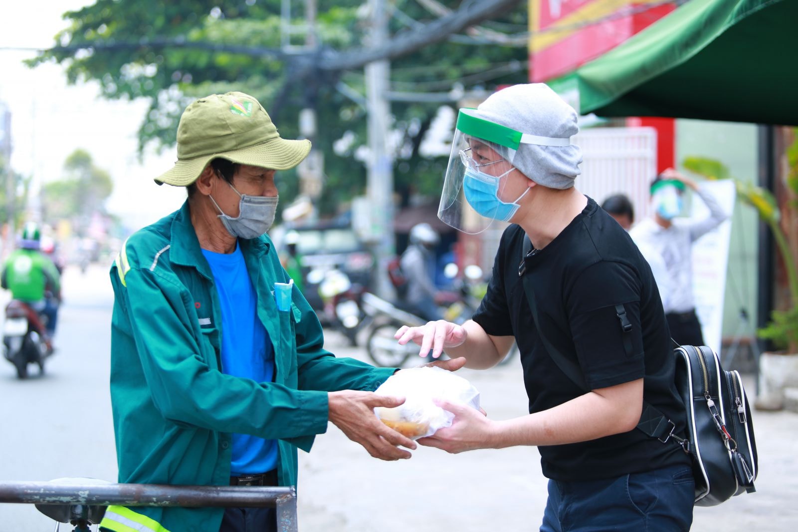 Những người dược nhận cơm là các công nhân nghèo, người lượm nhặt ve chai, xe ôm, những trường hợp có hoàn cảnh khó khăn.