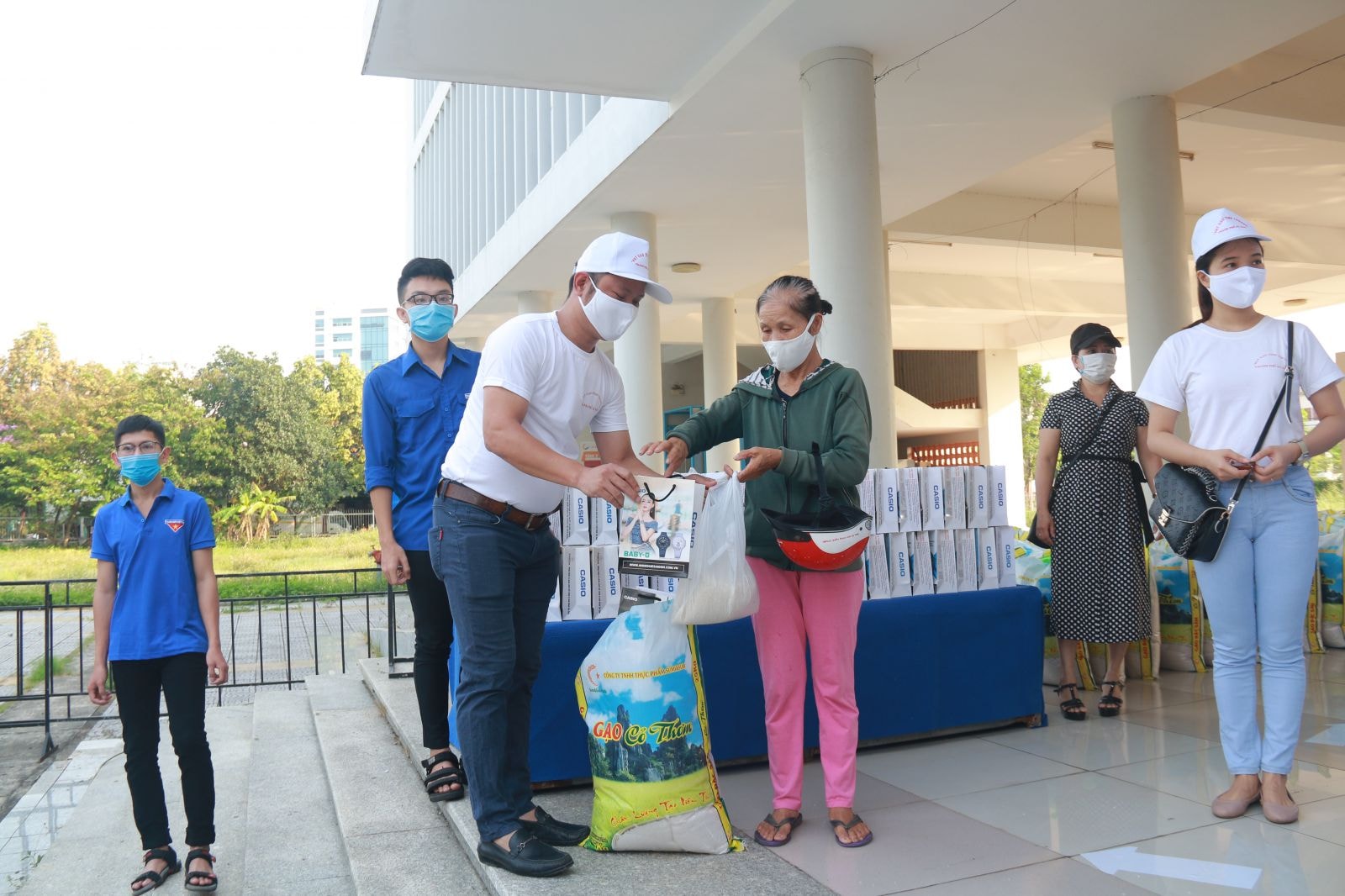 Đại diện Hội doanh nhân trẻ trao quà cho mọi người khi đến với cây “ATM gạo”.