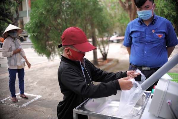 Người dân lấy gạo từ “ATM”