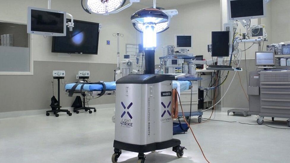 Robot phát ra tia cực tím UV-C đậm đặc, có khả năng tiêu diệt vi khuẩn, virus gây hại khác bằng cách làm hỏng DNA và RNA của chúng, khiến chúng không thể nhân lên.