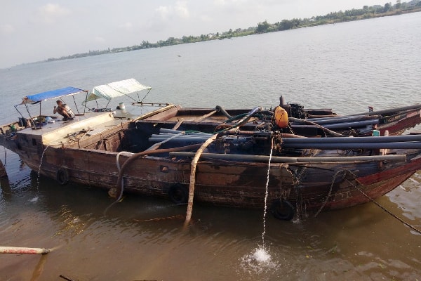 Ghe chờ sẵn để chở cát tại bãi cát này.