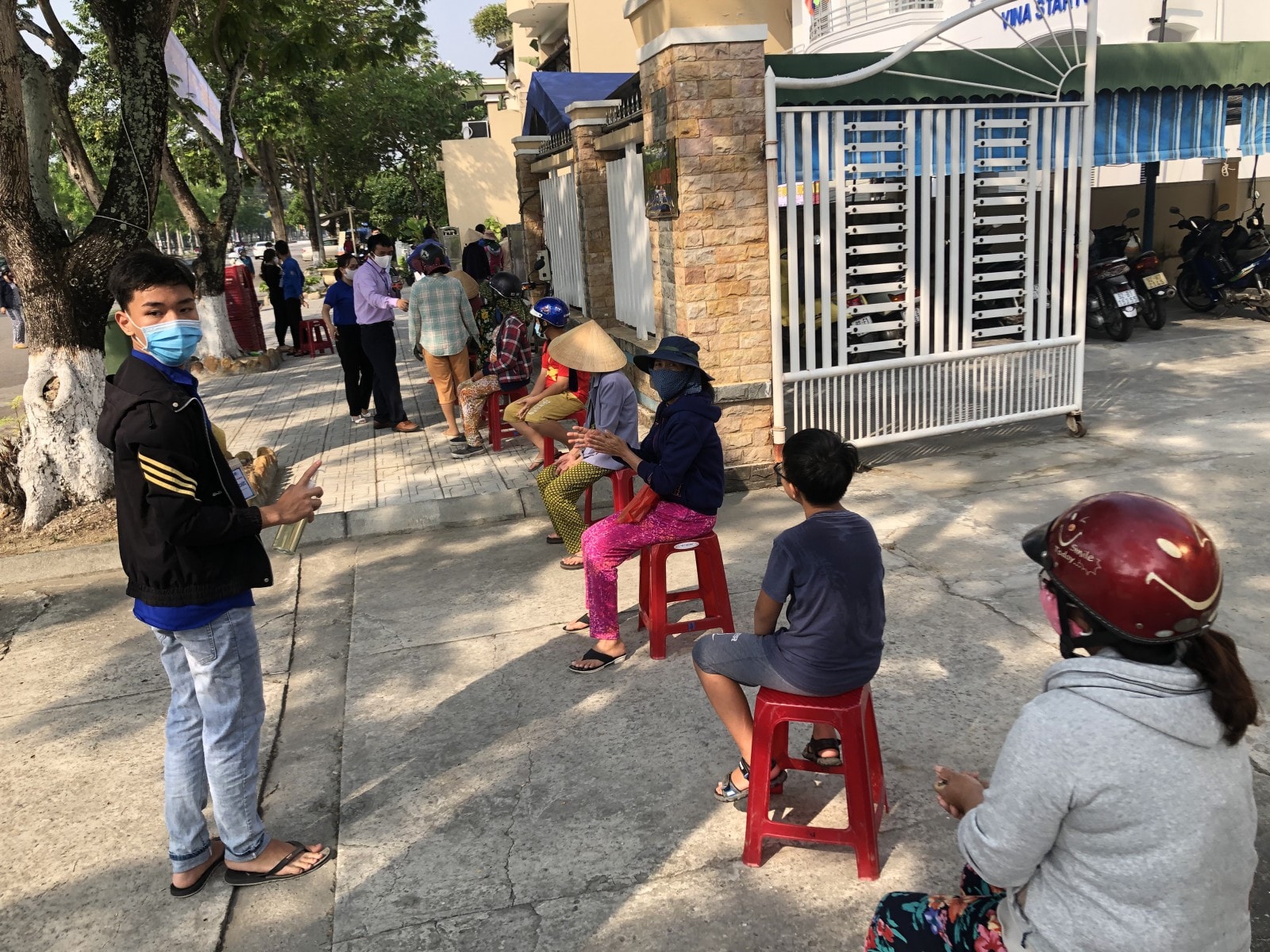 Người dân nghèo TP Tam Kỳ - Quảng Nam xếp hàng nhận gạo