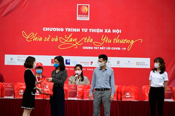 Bà Nguyễn Thị Thu Hà, Chủ tịch HĐQT Công ty TNHH MTV Đầu tư & Thương mại The Garden trao tặng quà cho đại diện các phường tại Quận Nam Từ Liêm, Hà Nội-2.JPG