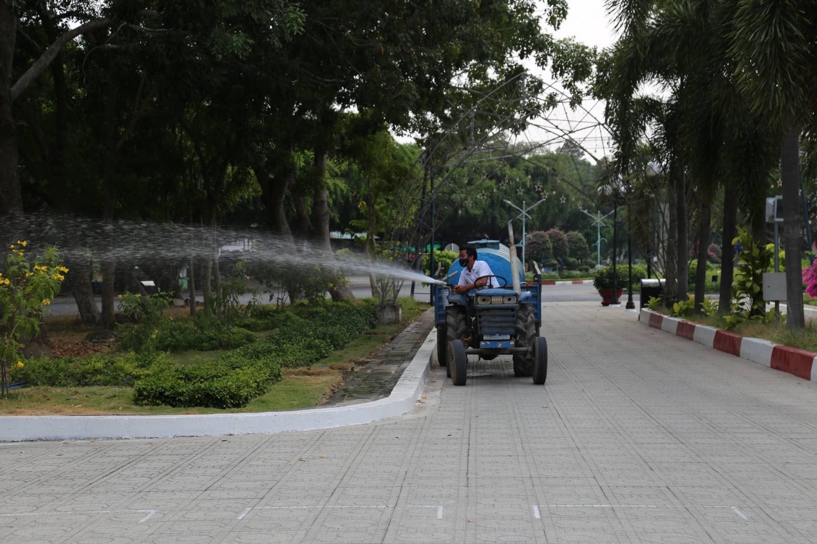 Mỗi khóm hoa bừng nở đánh đổi bằng những làn da nâu sạm nắng, những trưa oi bức đẫm mồ hôi không quản ngại khó khăn. KDL này còn làm hẳn một hồ nhân tạo chứa nước để luôn có đủ nguồn nước cho cây cối, hoa trái và không ngừng làm mới cảnh quan từng ngày.