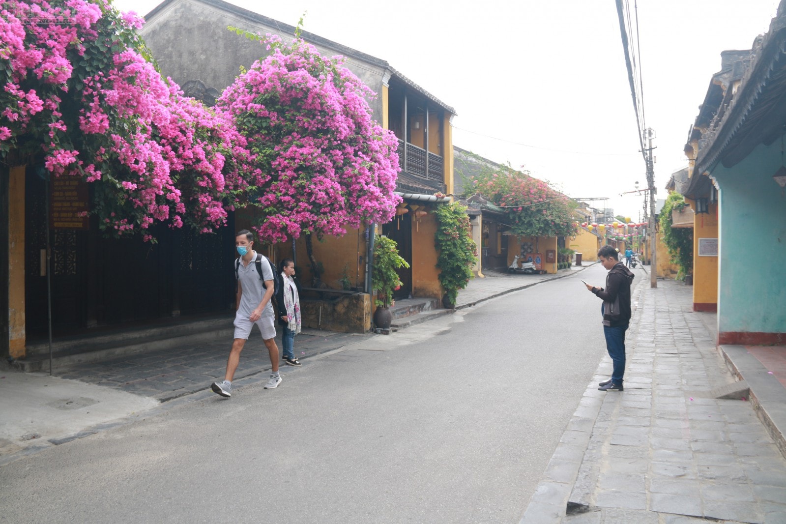 Phố xá Hội An vẫn vắng vẻ, ít người tham gia giao thông trong khu vực phố cổ.