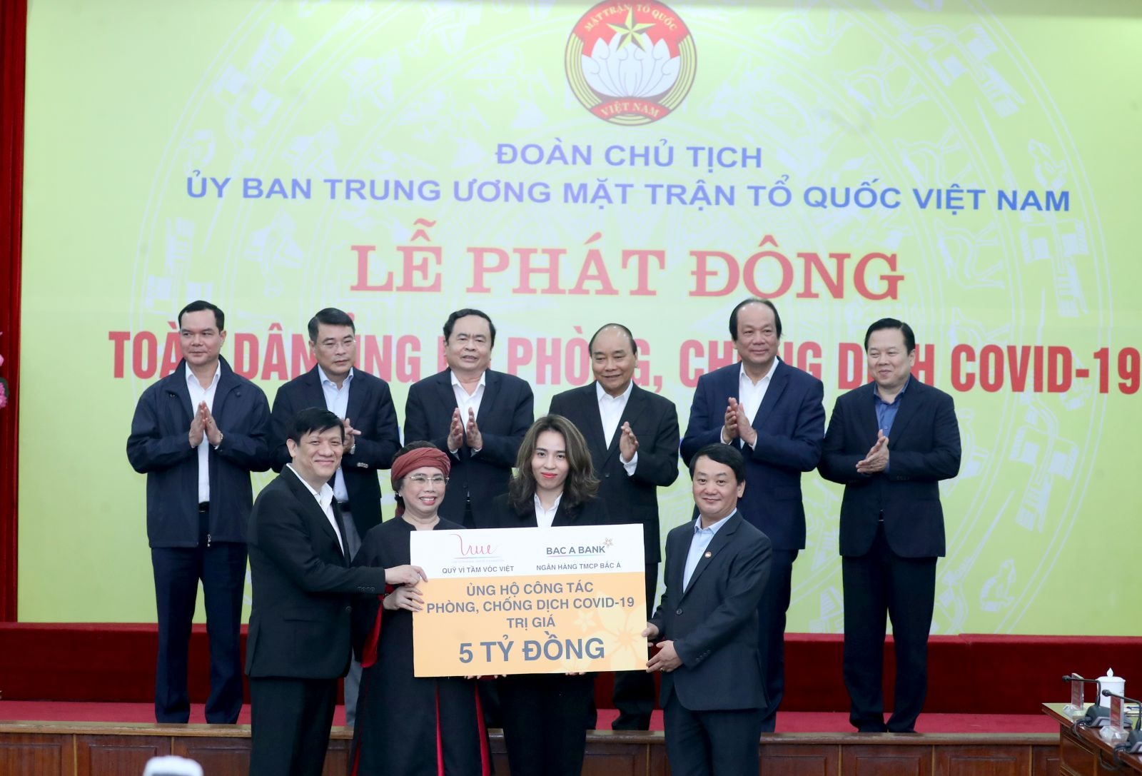 Bà Thái Hương, Phó Chủ tịch HĐQT, Tổng Giám đốc Ngân hàng TMCP Bắc Á và bà Trần Như Trang – Giám đốc Quỹ vì Tầm Vóc Việt đã trực tiếp trao tặng 5 tỷ đồng tới đại diện Mặt trận Tổ quốc Việt Nam và Bộ Y tế.